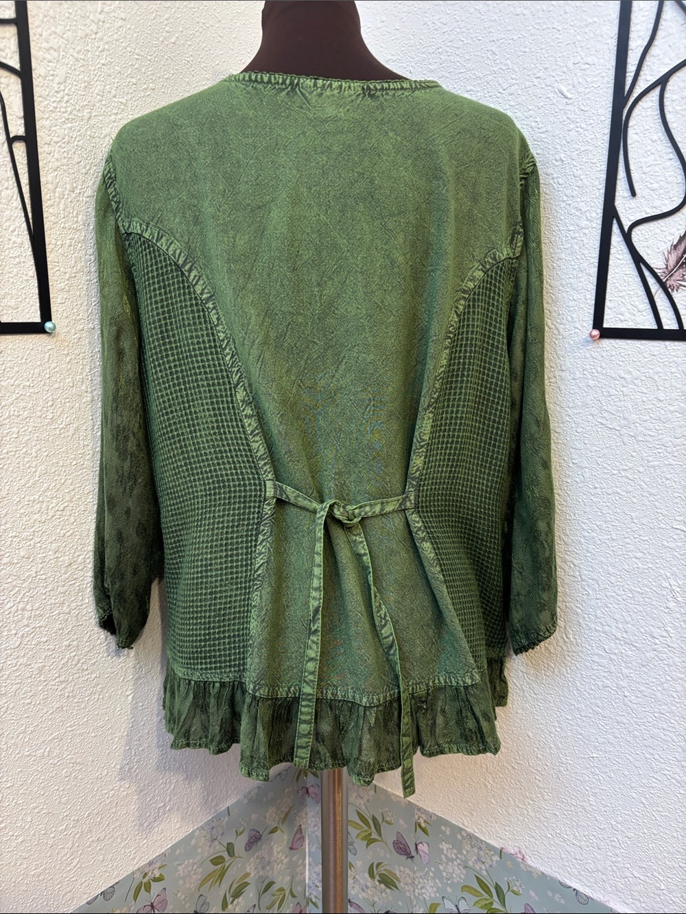 Flower olive green long sleeve button-up top. Size 1X. - Picture 4 of 17